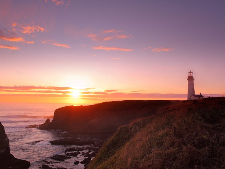 Yaquina Head Lighthouse and Pacific Ocean at sunset_shutterstock_87804373