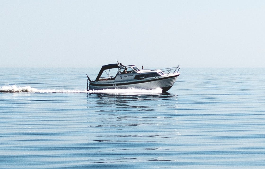 white-boat-on-sea-1106412-1-2